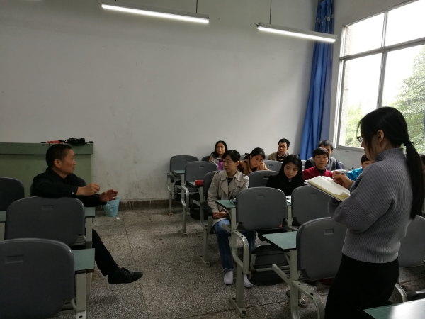 1509332585862055851.jpg 集体研讨.jpg